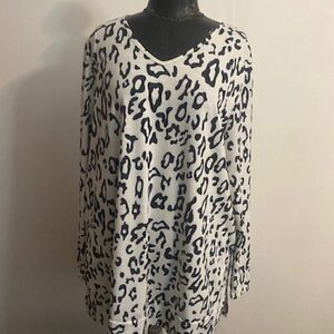 Maysoar Black/White V-neck Leopard print tunic, size XXL